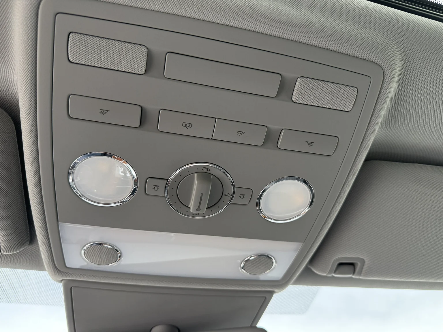 Innenraumfoto von 2013 Volkswagen Phaeton 3.0 TDI (31)