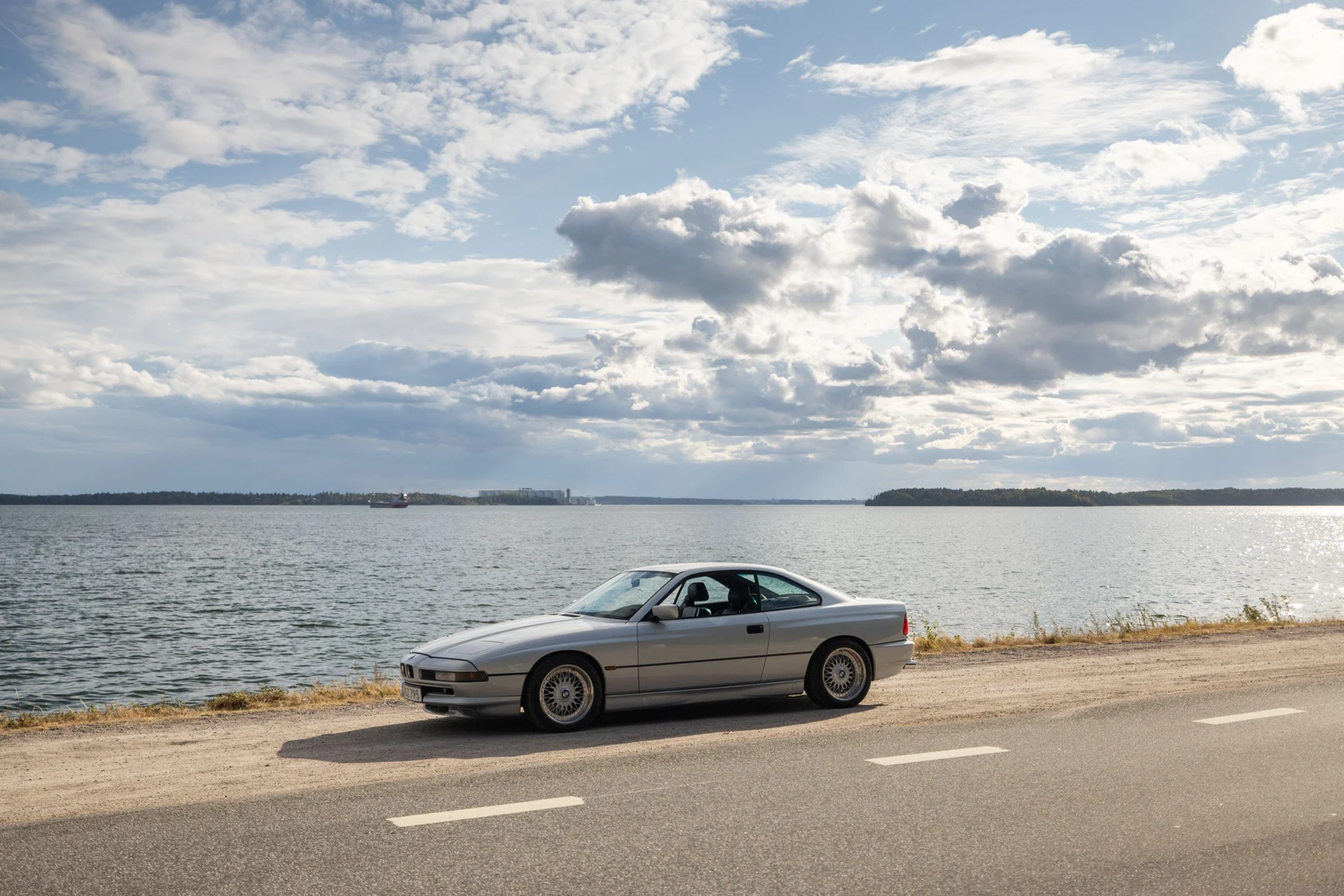 Exterior image of 1991 BMW 850i (1)