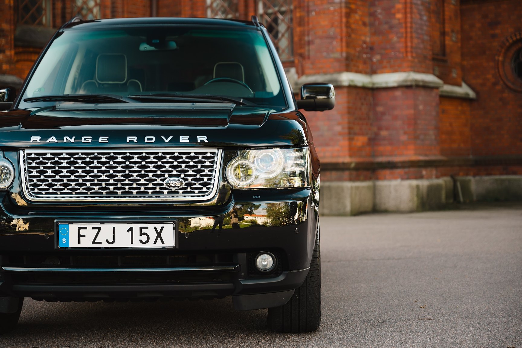 Exterior image of 2012 Range Rover 4.4 TDV8 Westminster 