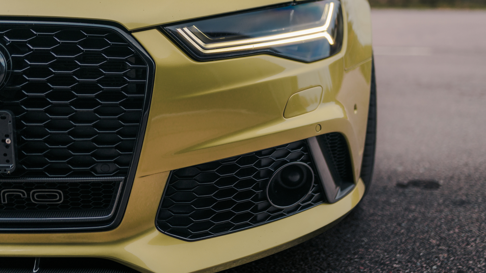 Exterior image of 2016 Audi RS6 Avant Exclusive (20)