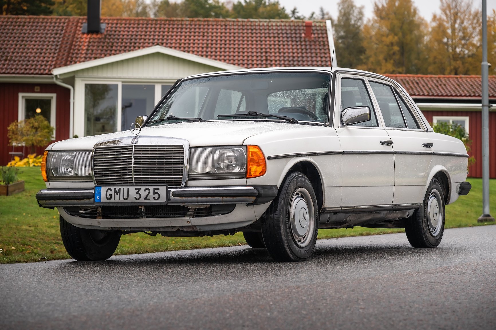 Exterior image of 1985 Mercedes-Benz 200 Automatic