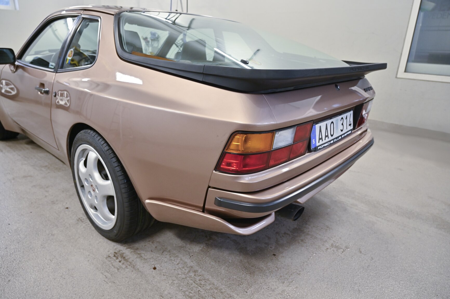 Exterior image of 1987 Porsche 944 Automat