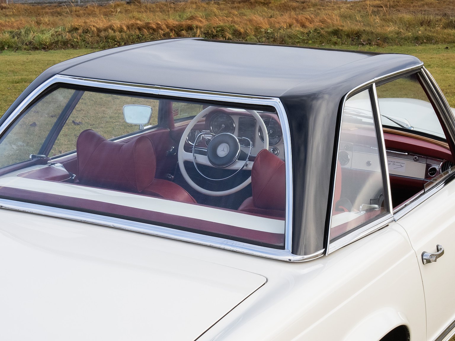 Exteriörbild på 1966 Mercedes-Benz 230 SL "Pagoda"