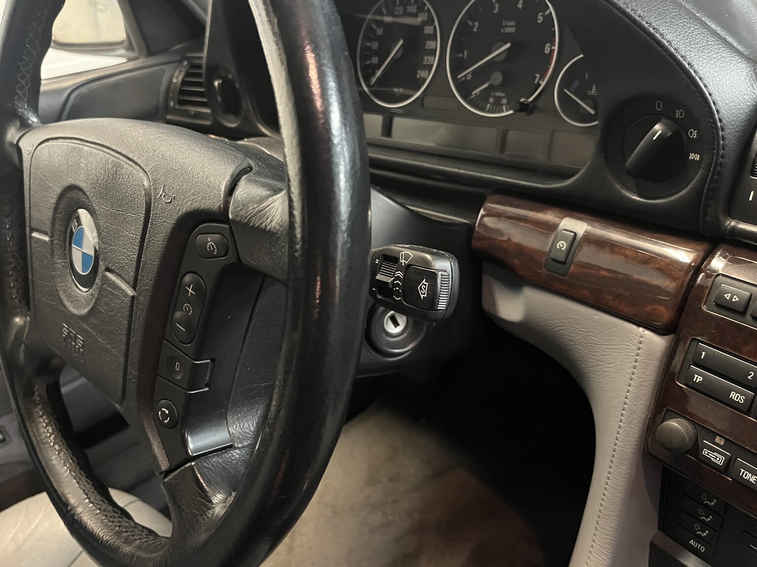 Interior image of 1996 BMW 750IA (37)