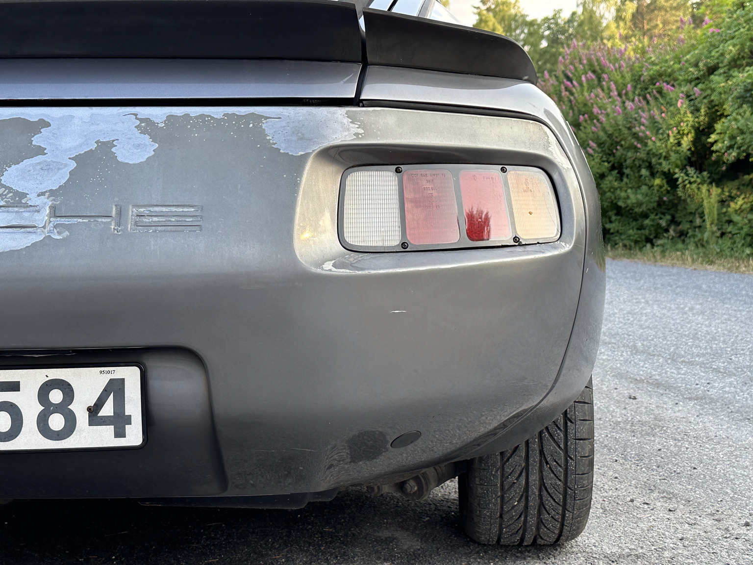 Exterior image of 1985 Porsche 928 (25)
