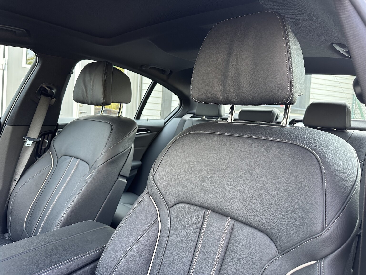 Innenraumfoto von 2019 ALPINA B5 S Bi-Turbo Sedan ALLRAD