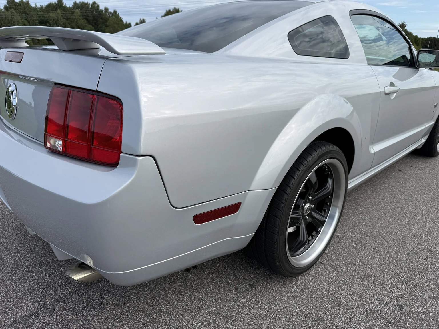 Exteriörbild på 2006 Ford Mustang GT (44)