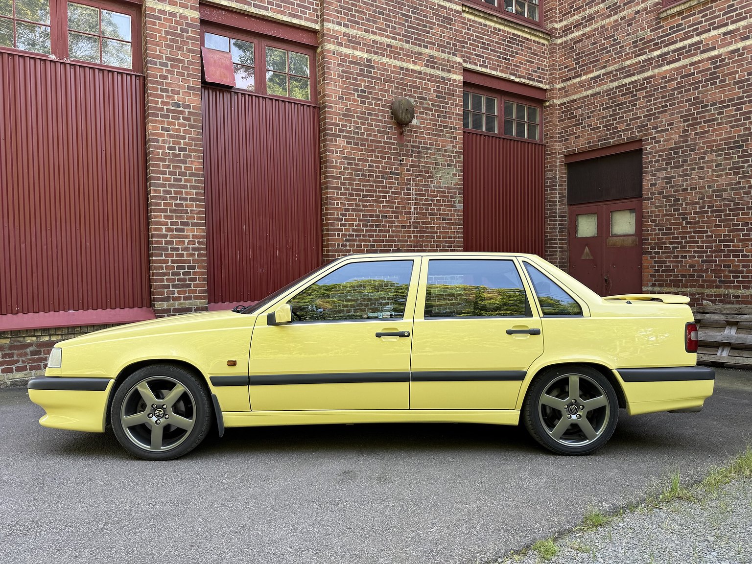 Exterior image of 1995 Volvo 850 T-5R