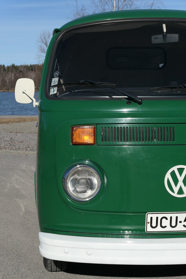 Exteriörbild på 1975 Volkswagen Transporter 1600 Minibuss
