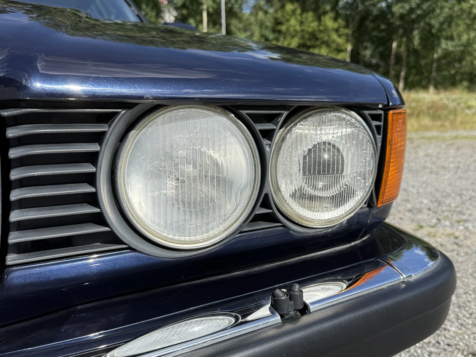 Exterior image of 1990 BMW 750i (21)