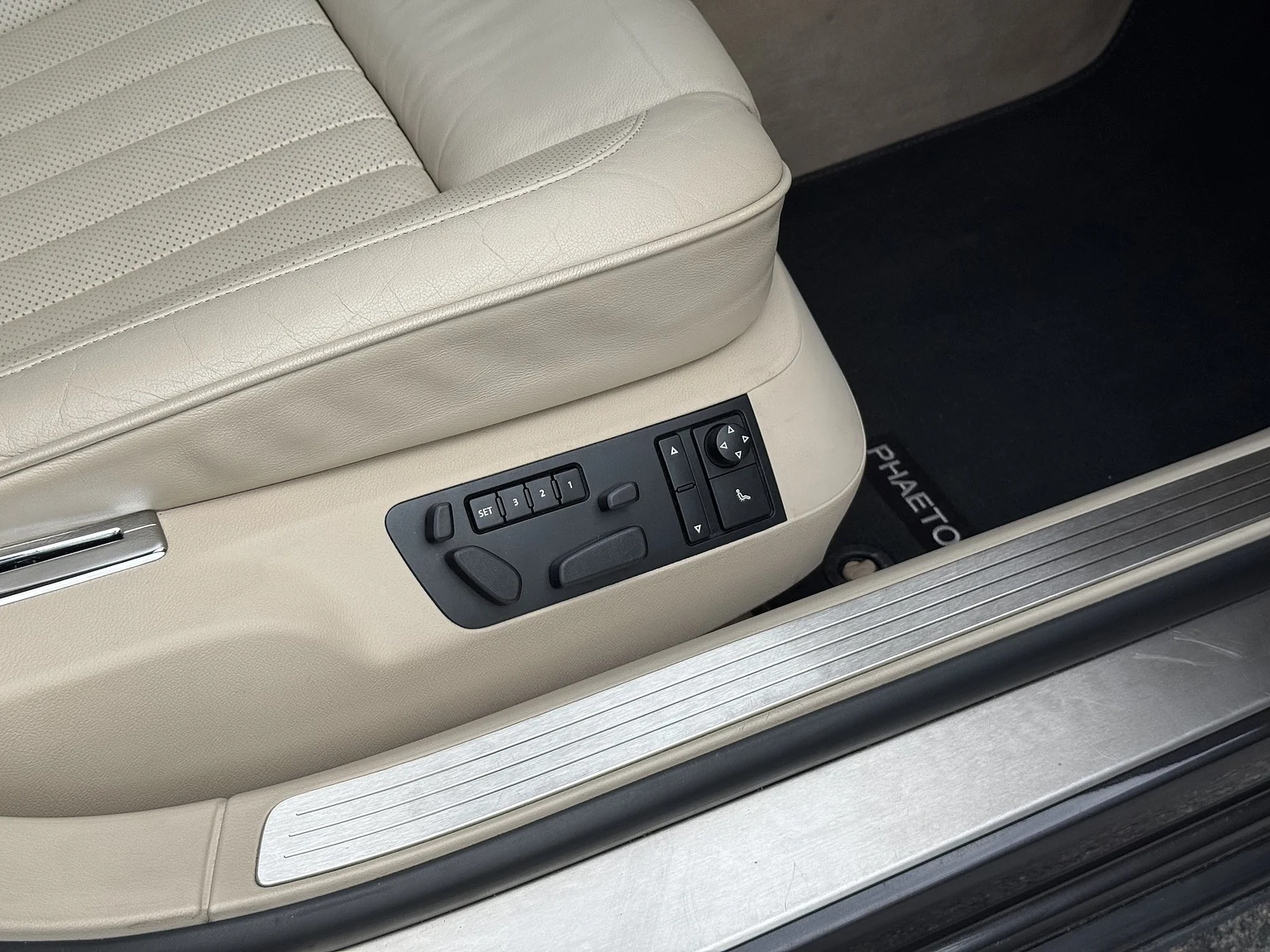 Innenraumfoto von 2009 Volkswagen Phaeton W12 LWB Executive (12)