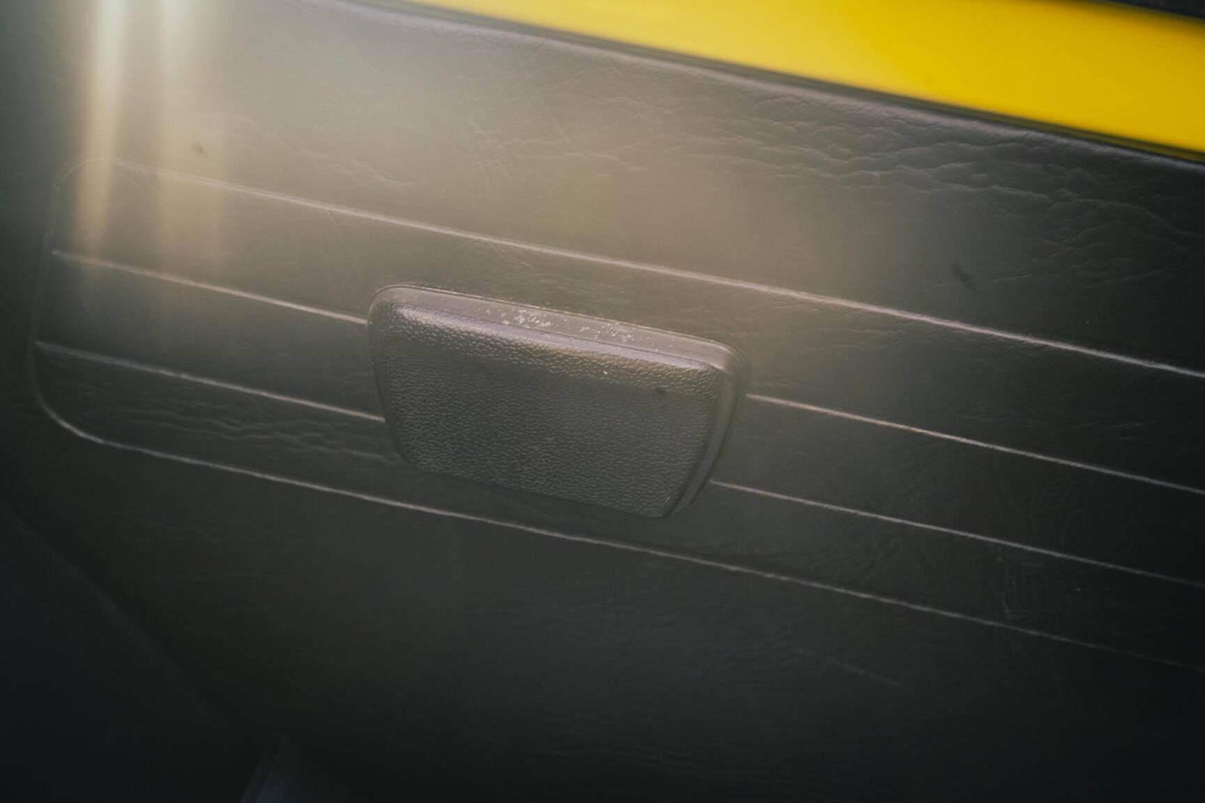 Interior image of 1973 Volkswagen Bubbla Karmann 1303 LS (33)