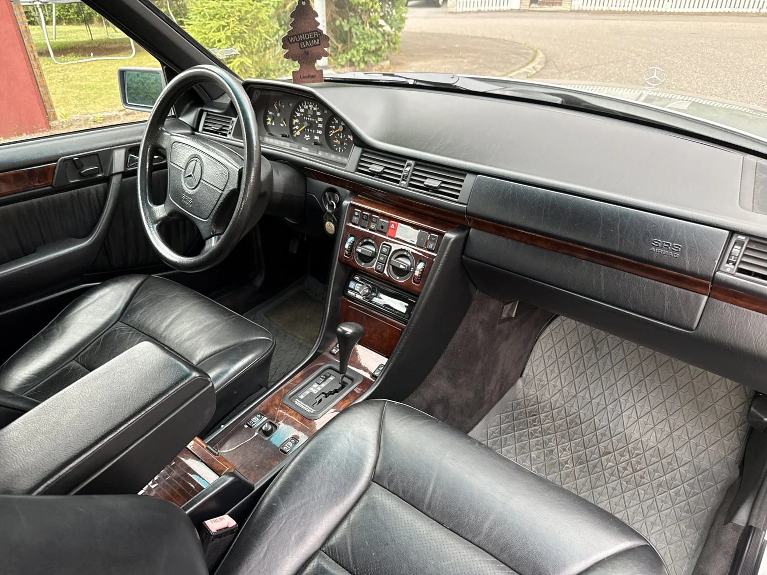 Innenraumfoto von 1994 Mercedes-Benz E 320 T (77)