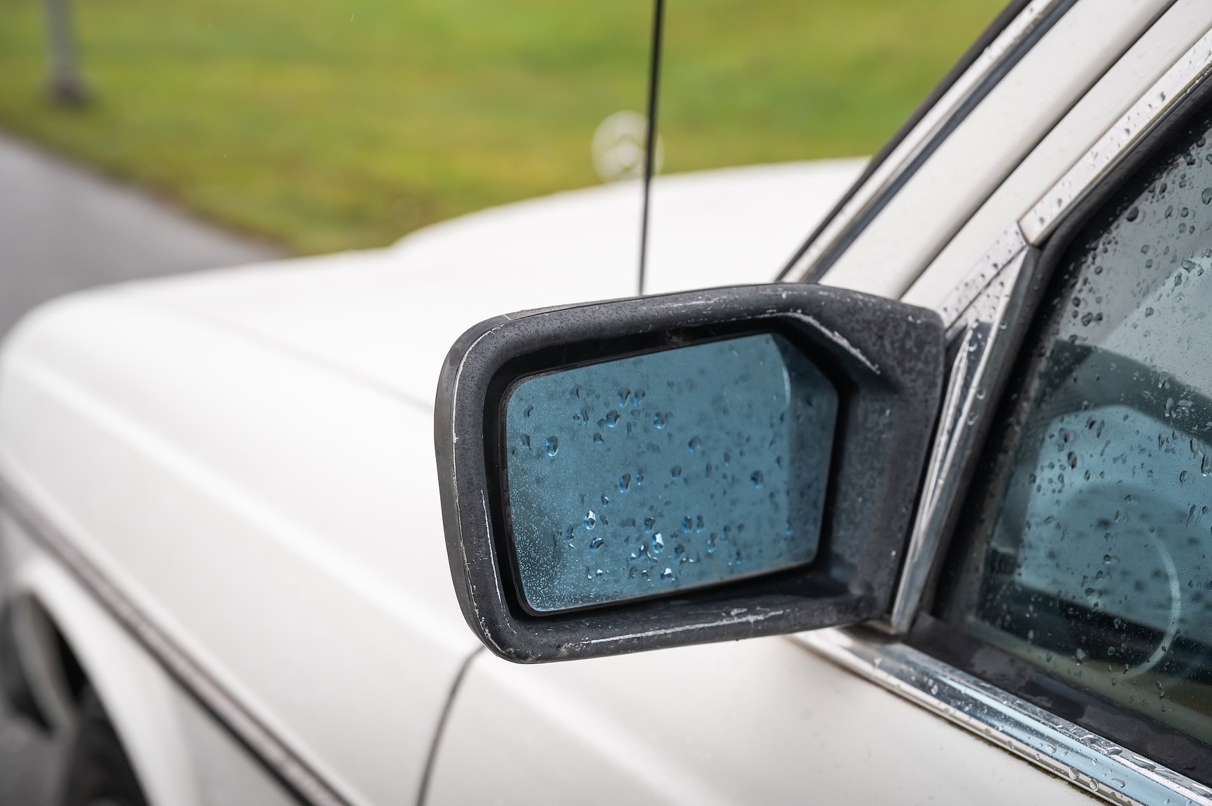 Exterior image of 1985 Mercedes-Benz 200 Automatic