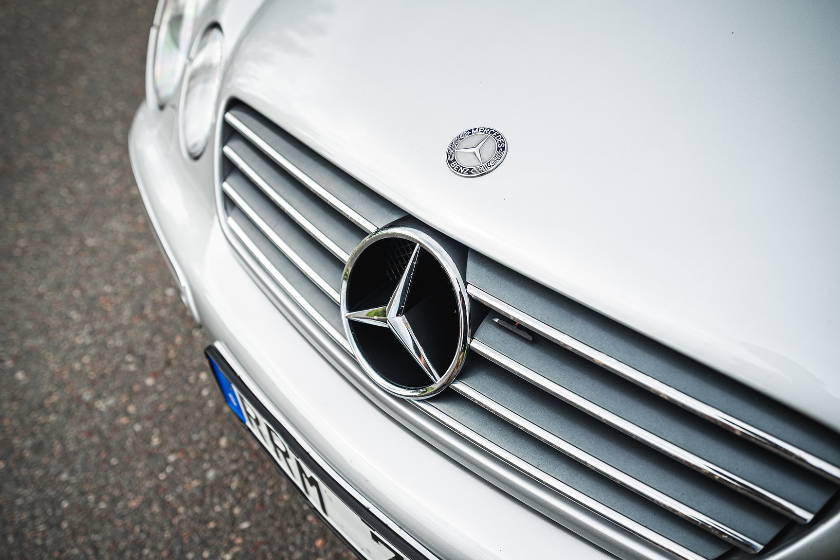 Exterior image of 2000 Mercedes-Benz CL 500