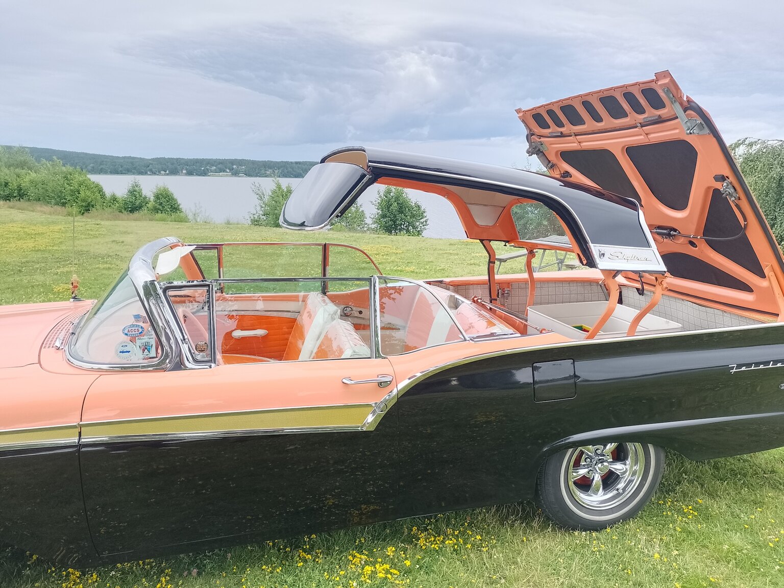 Exterior image of 1957 Ford Fairlane 500 Skyliner Retract