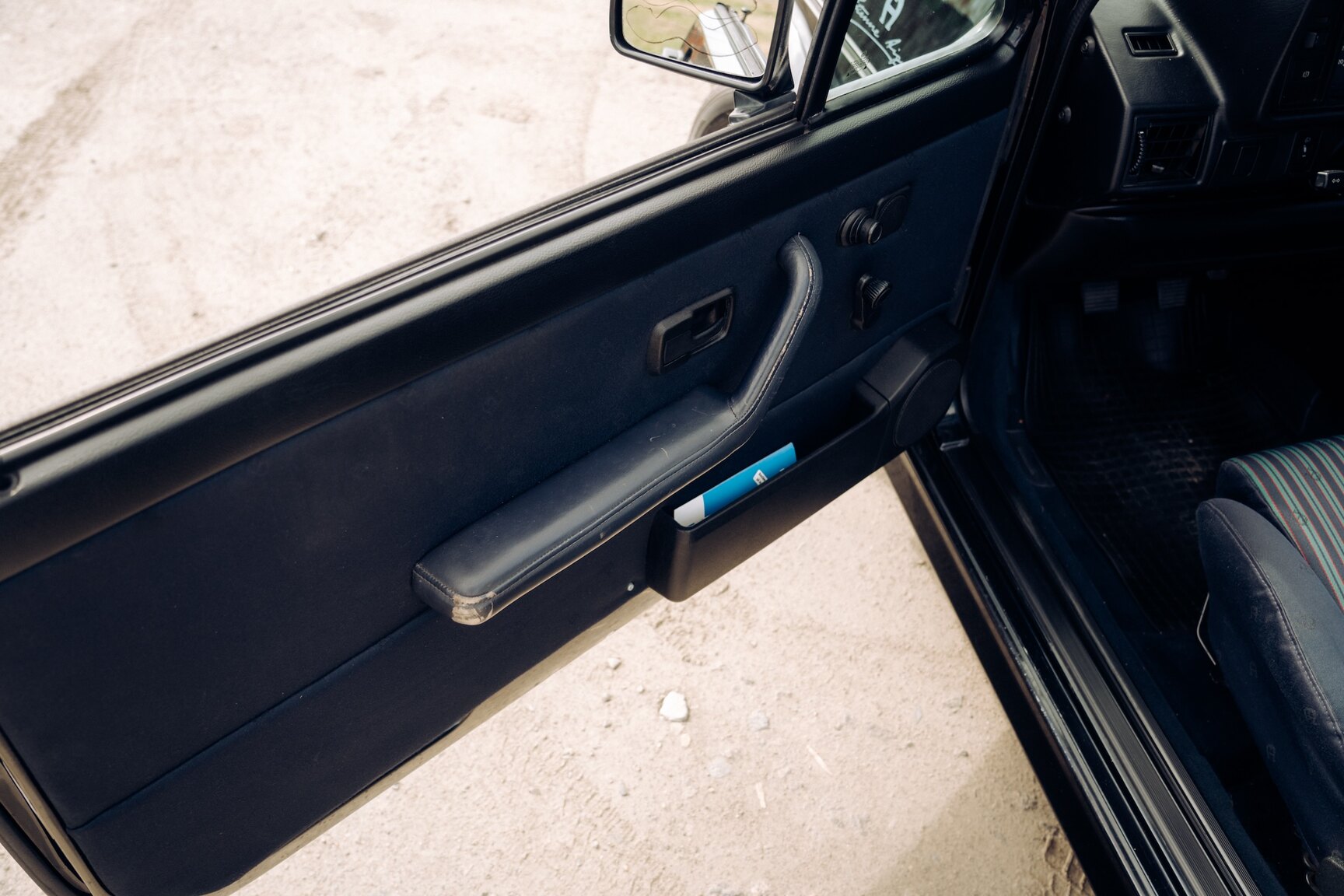 Interior image of 1991 VW Golf Cabriolet "Etienne Aigner Edition"