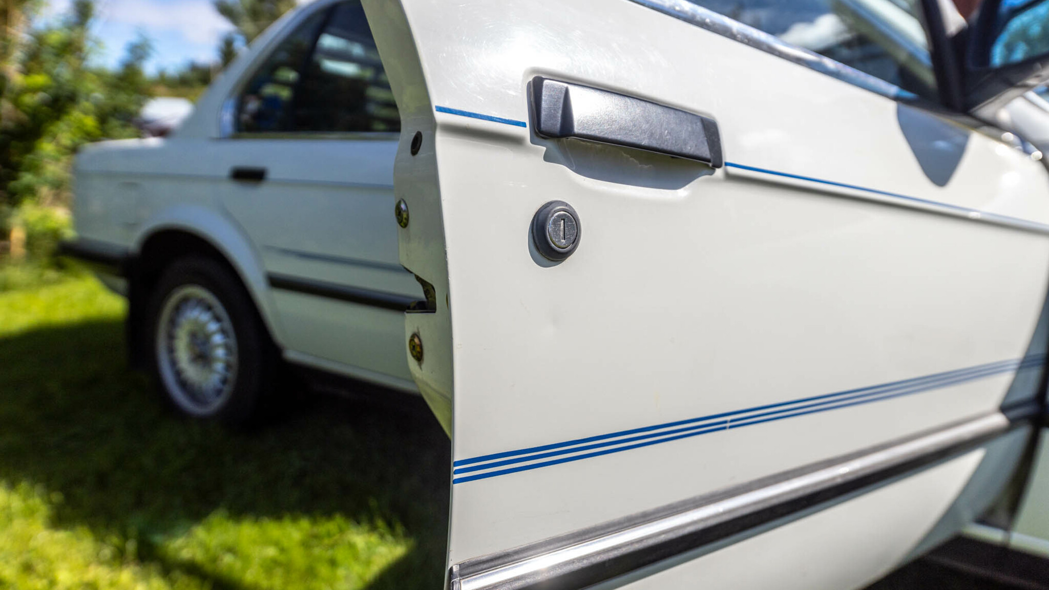 Exteriörbild på 1984 BMW 320i sedan