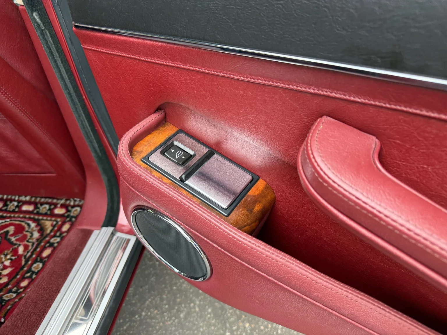 Interior image of 1988 Daimler Six (51)