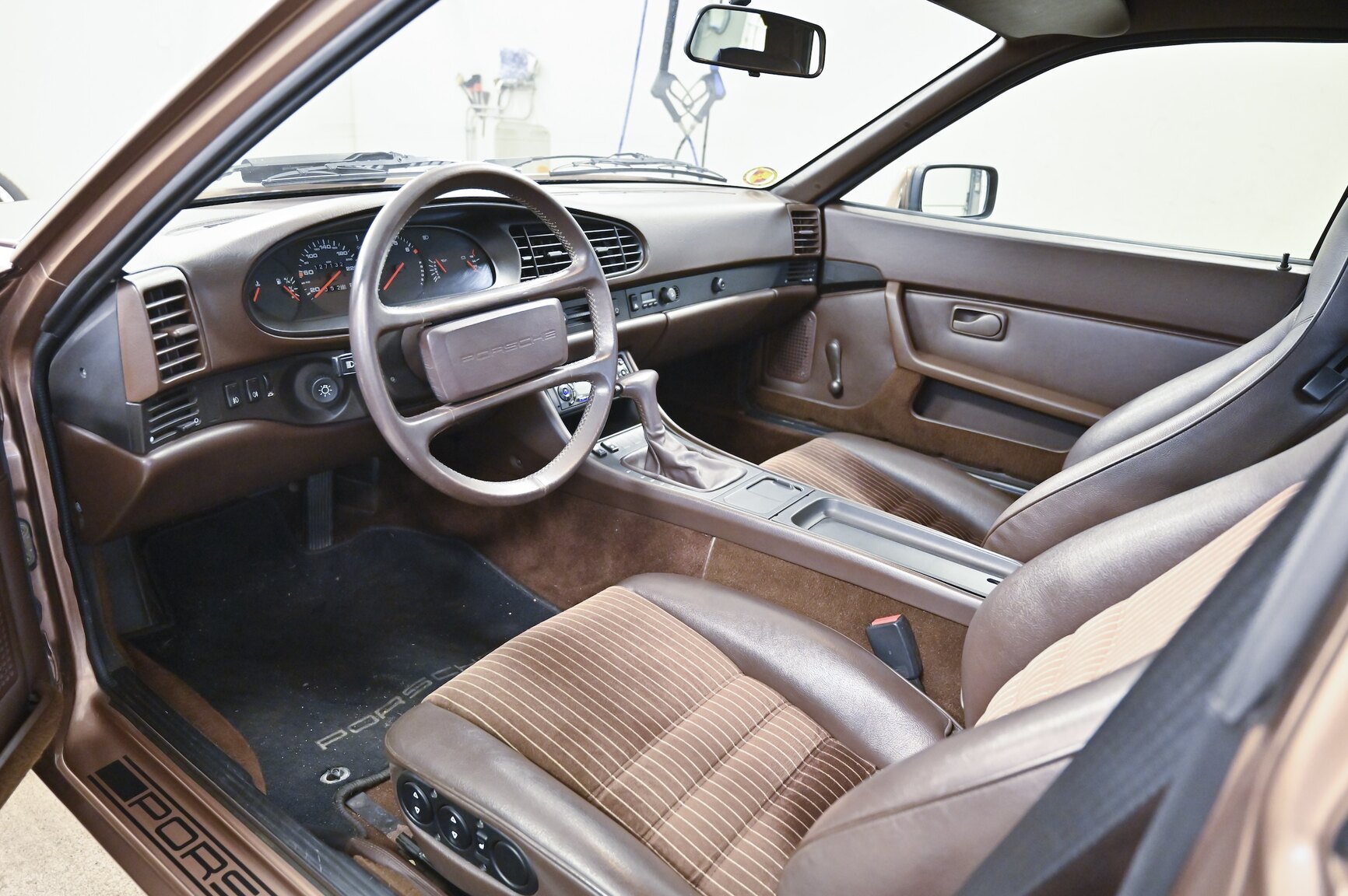 Interior image of 1987 Porsche 944 Automat