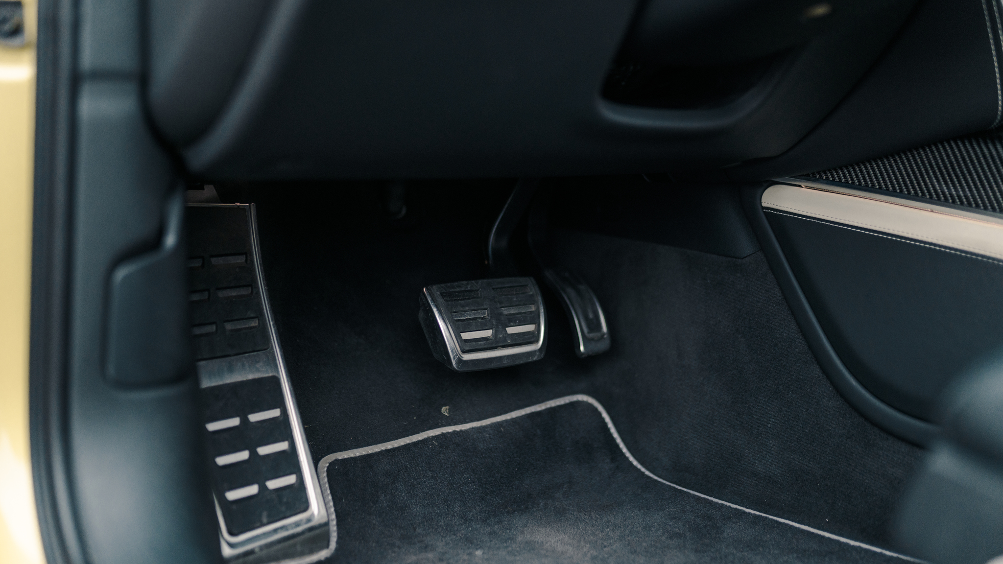 Interior image of 2016 Audi RS6 Avant Exclusive (17)