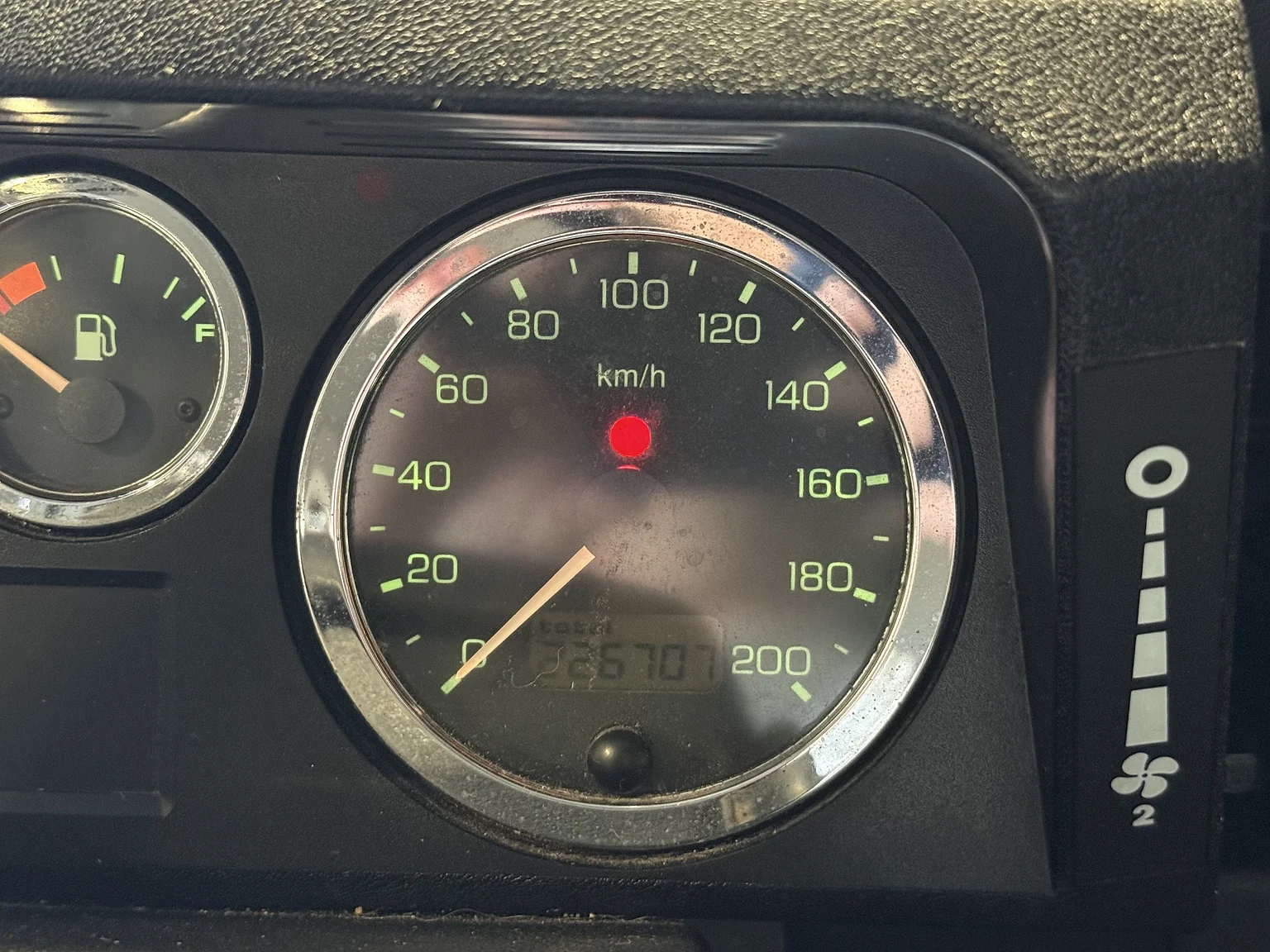 Innenraumfoto von 2000 Land Rover Defender 110 Tomb Raider (18)