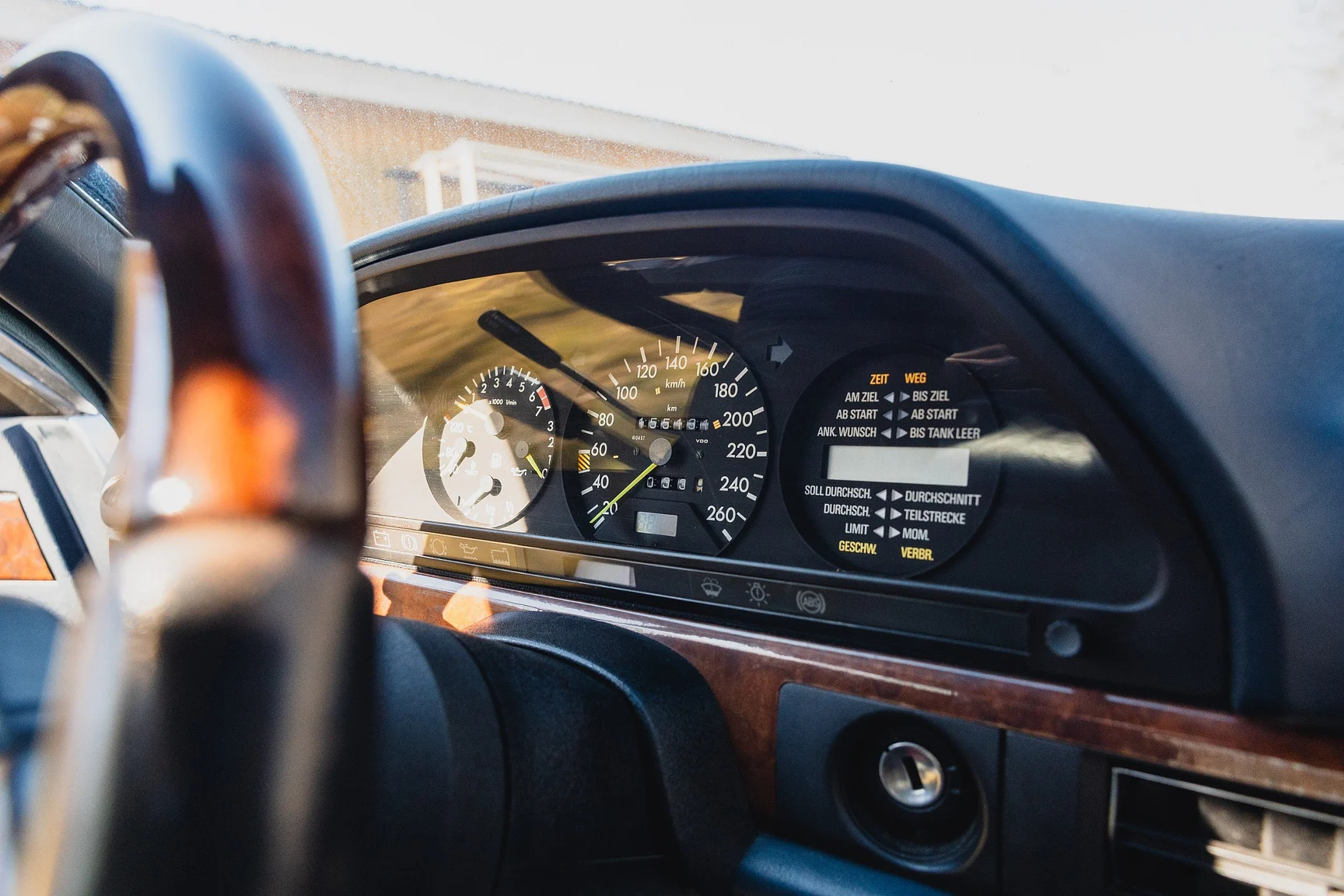 Innenraumfoto von 1986 Mercedes-Benz 560 SEC  (11)