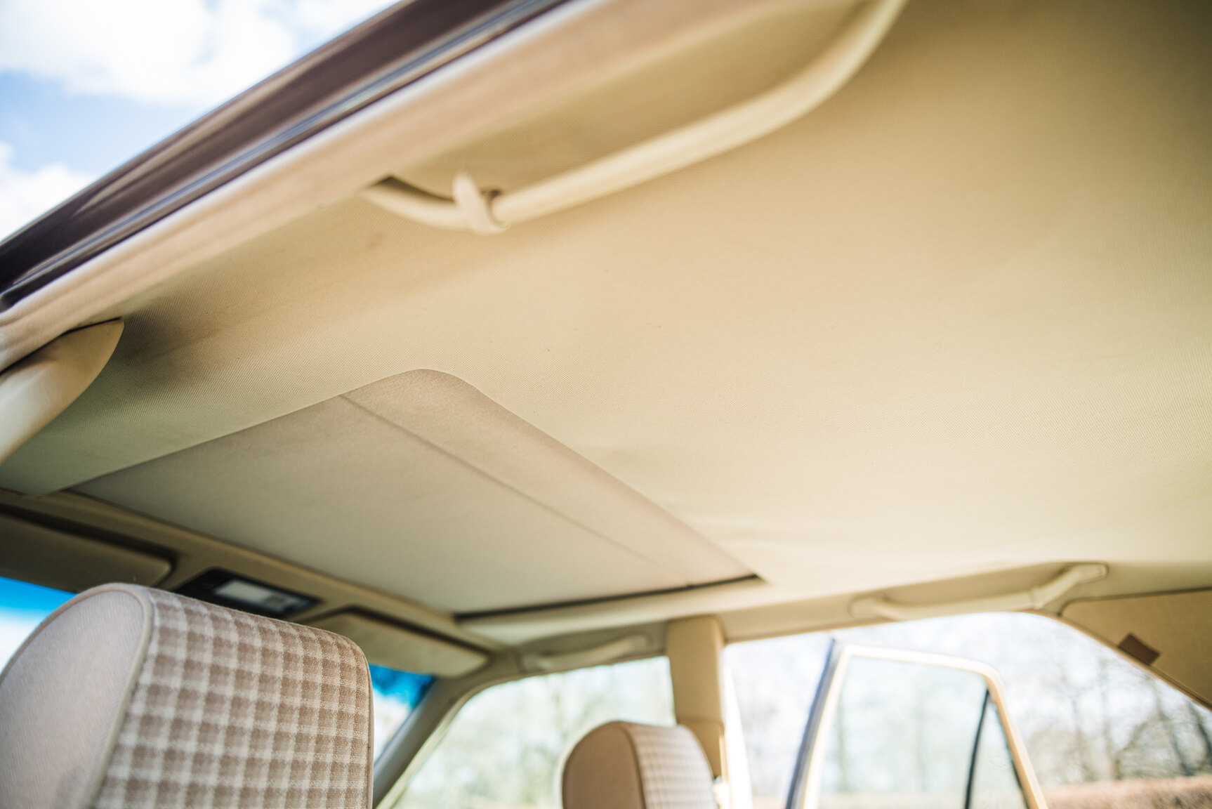 Interior image of 1993 Mercedes-Benz E 220
