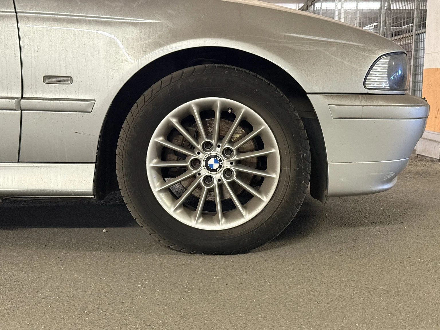 Exteriörbild på 2002 BMW 520i (24)