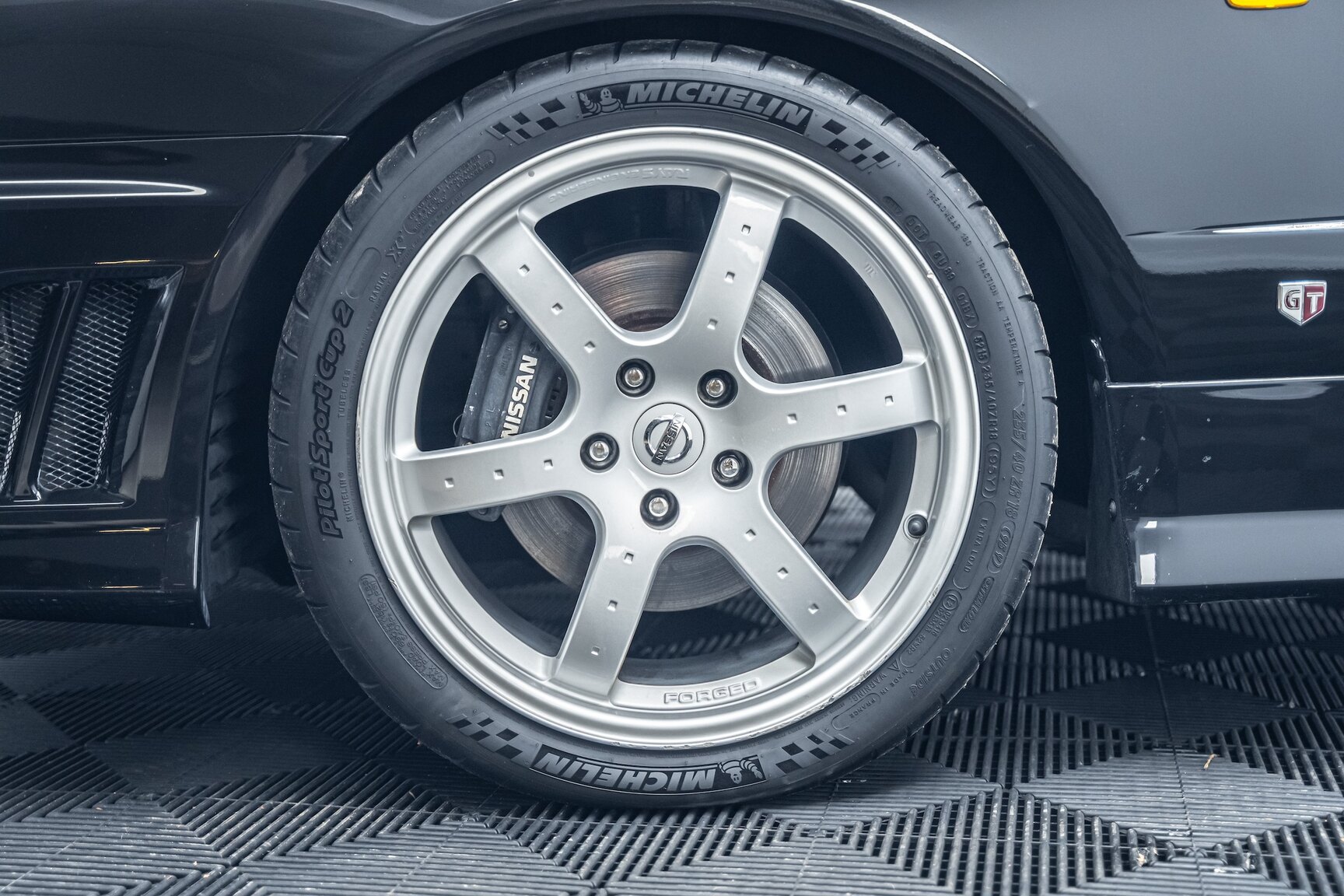 Exteriörbild på 2000 Nissan Skyline R34 GT-T Coupé