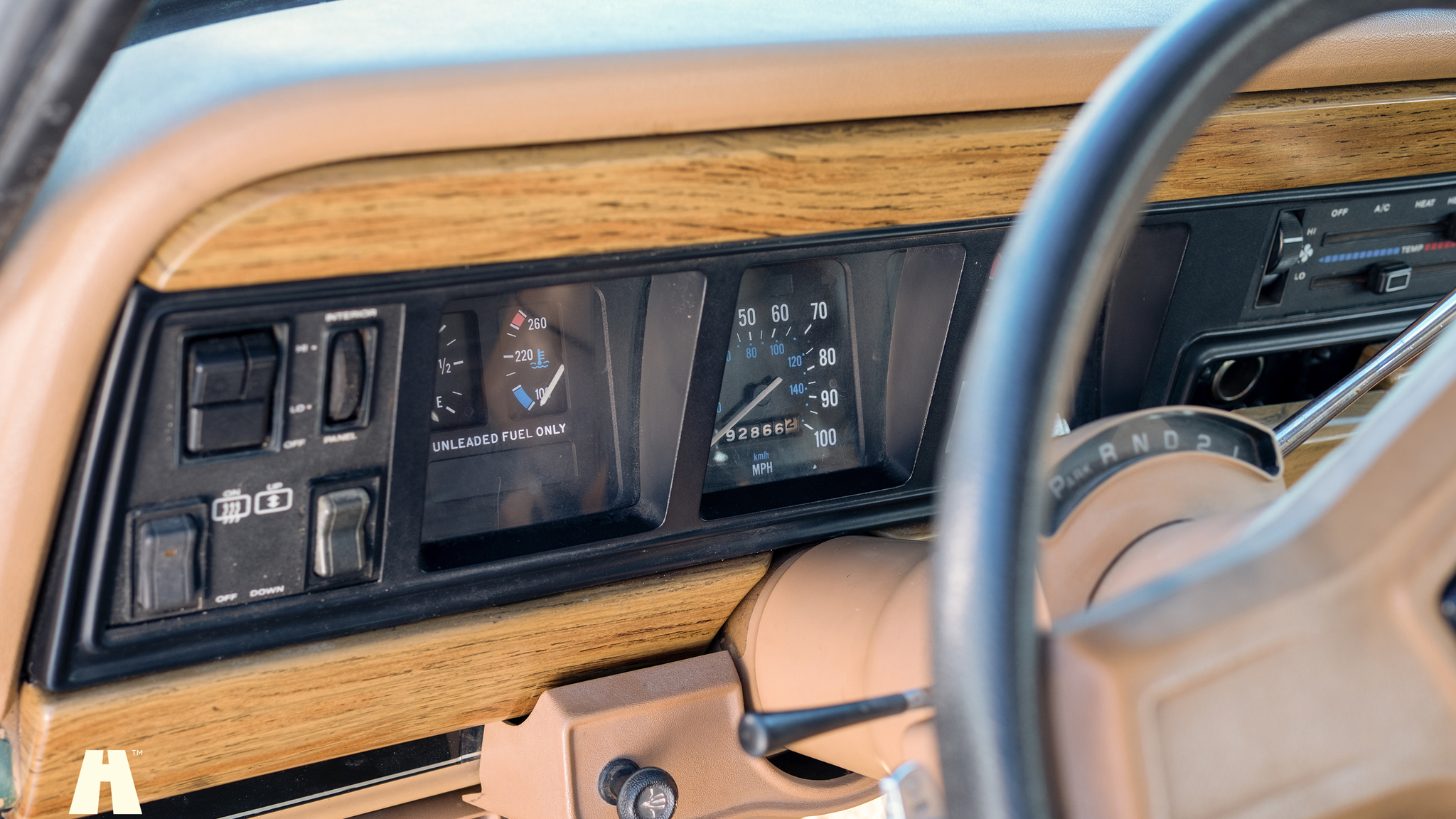 Interior image of 1988 Jeep Grand Wagoneer 5.9