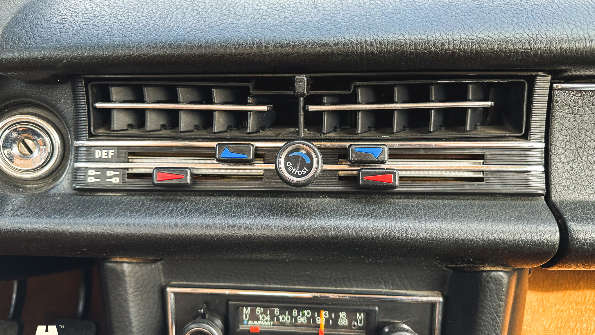 Interiörbild 1972 Mercedes-Benz 200