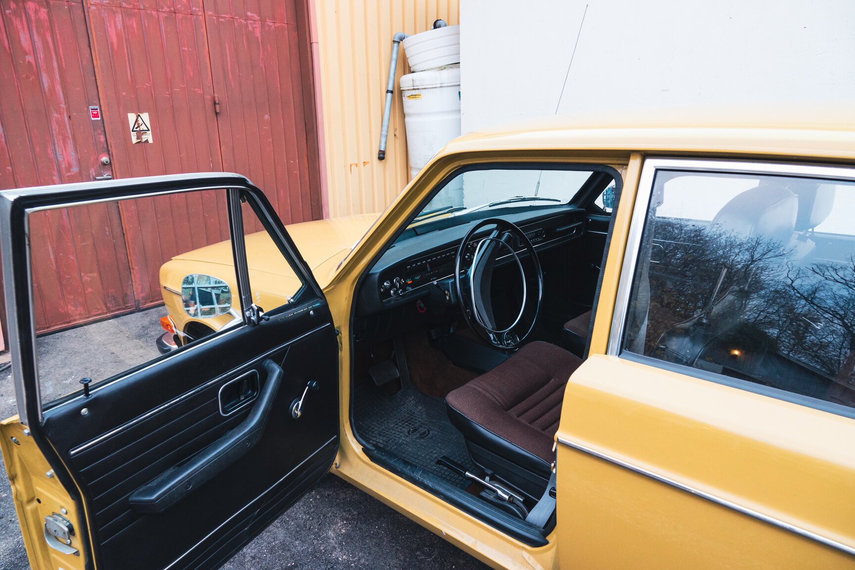 Interiörbild 1971 Volvo 144 2.0 Automat