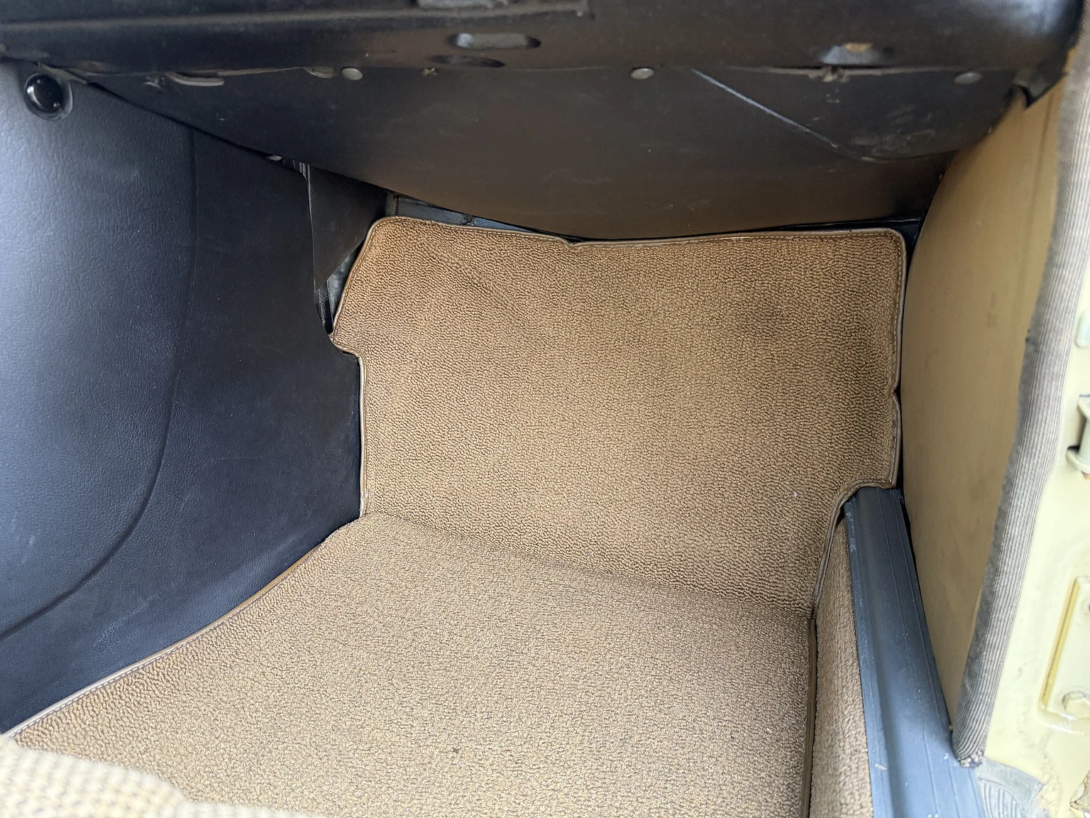 Interior image of 1974 Mercedes-Benz 230 Automatic (88)