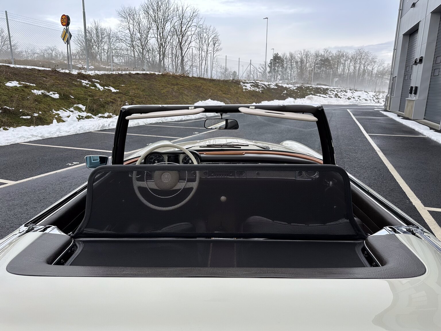 Exterior image of 1968 Mercedes Benz SL 280 Pagoda (63)