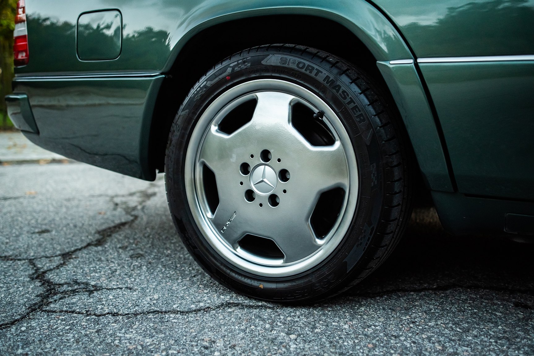 Exterior image of 1996 MERCEDES-BENZ E 320 T