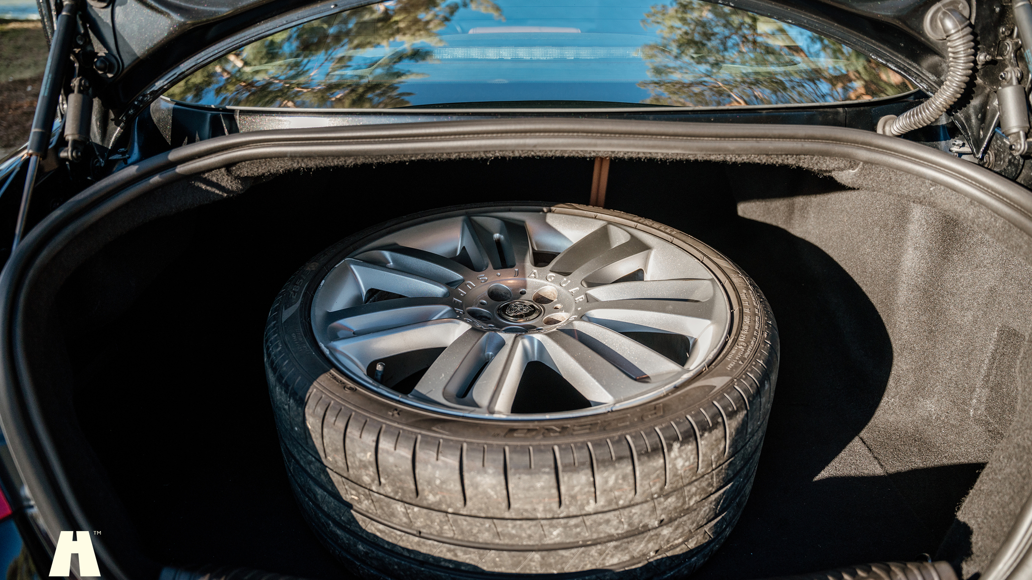 Innenraumfoto von 2010 Jaguar XFR (32)