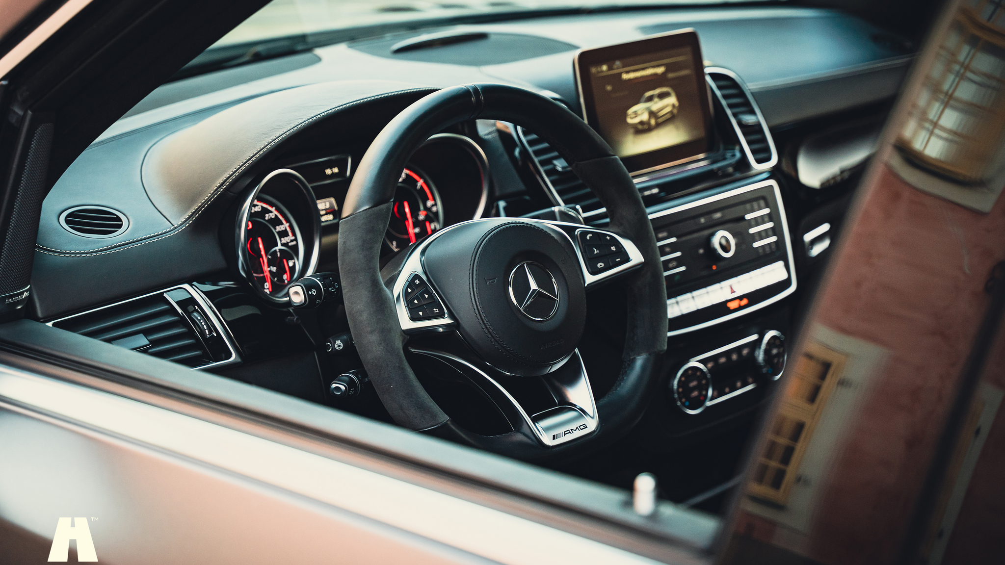 Innenraumfoto von 2017 Mercedes-Benz GLS 63 AMG (24)