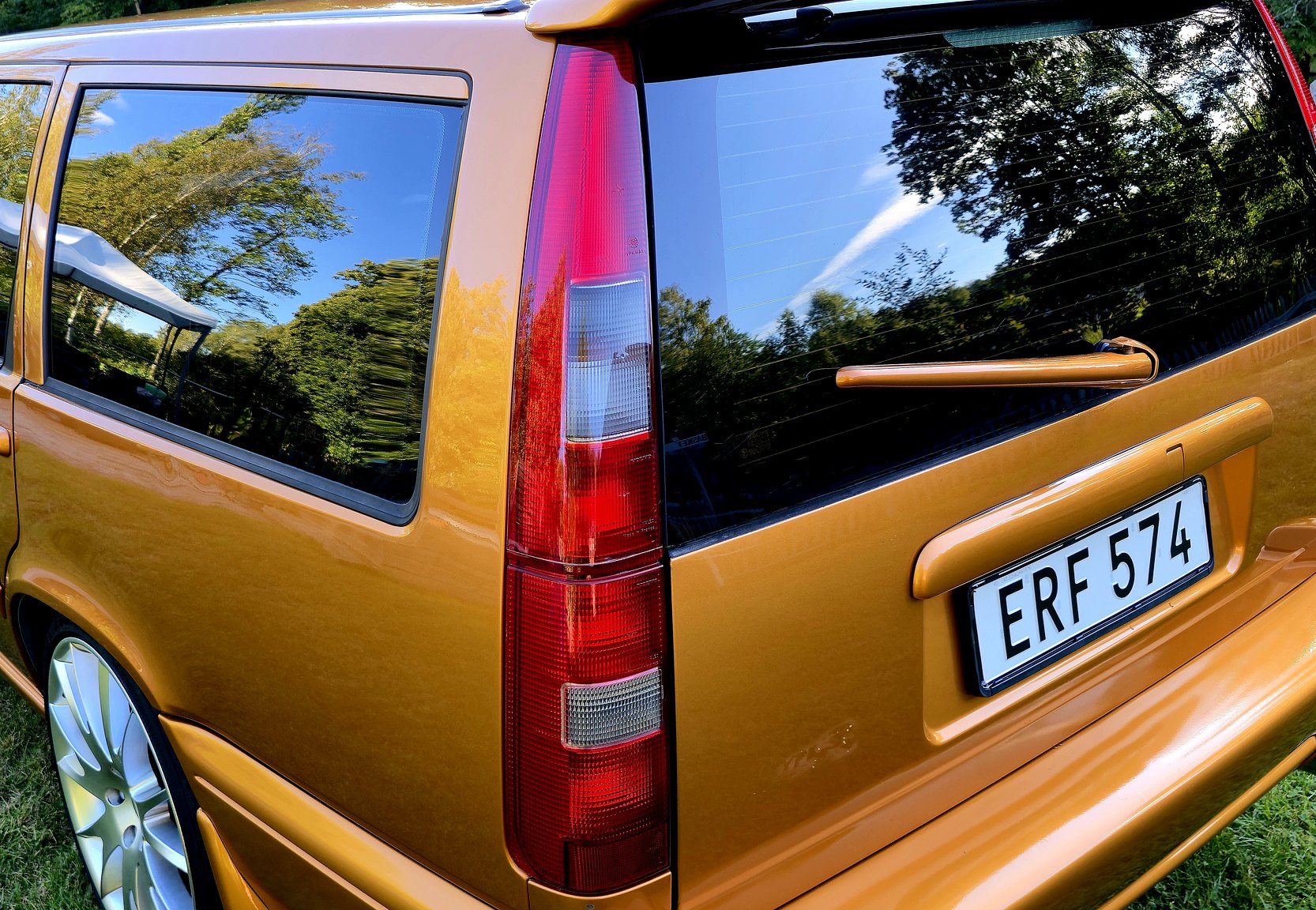Exterior image of 1998 Volvo V70 R 2.3 T Automatisk