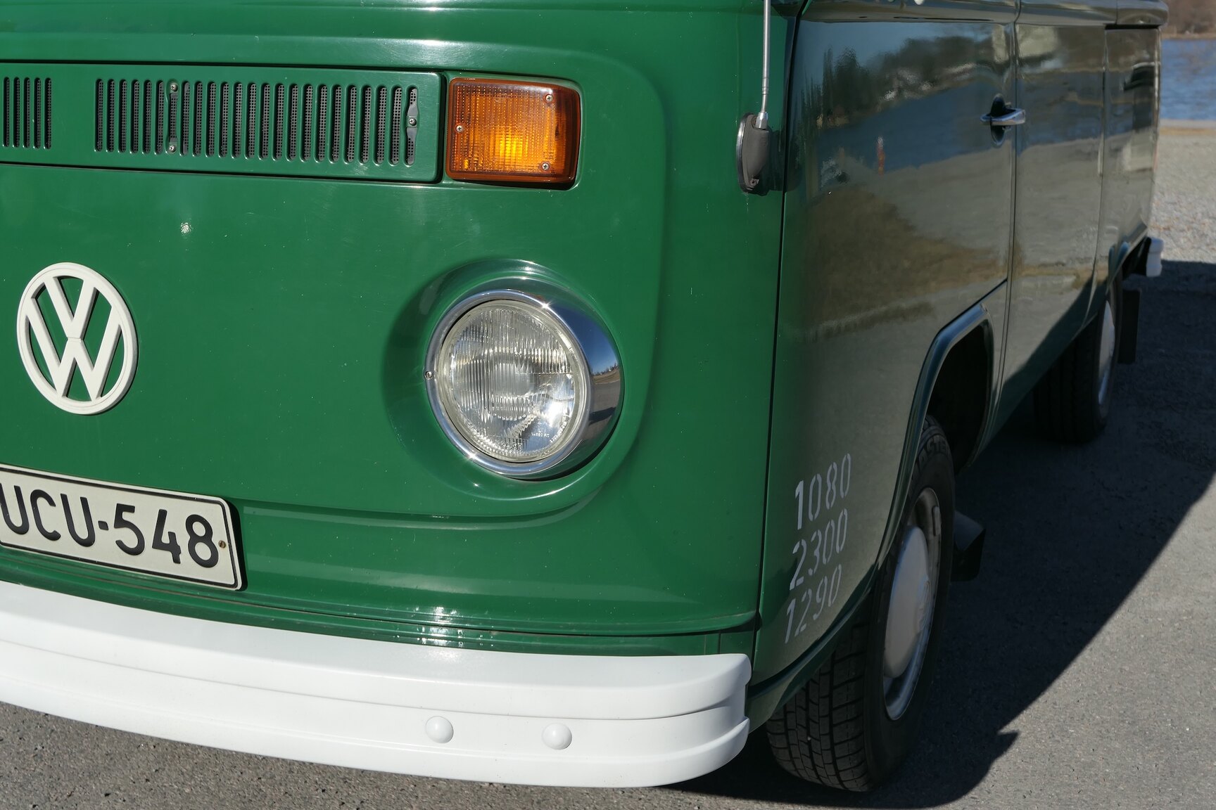 Exteriörbild på 1975 Volkswagen Transporter 1600 Minibuss