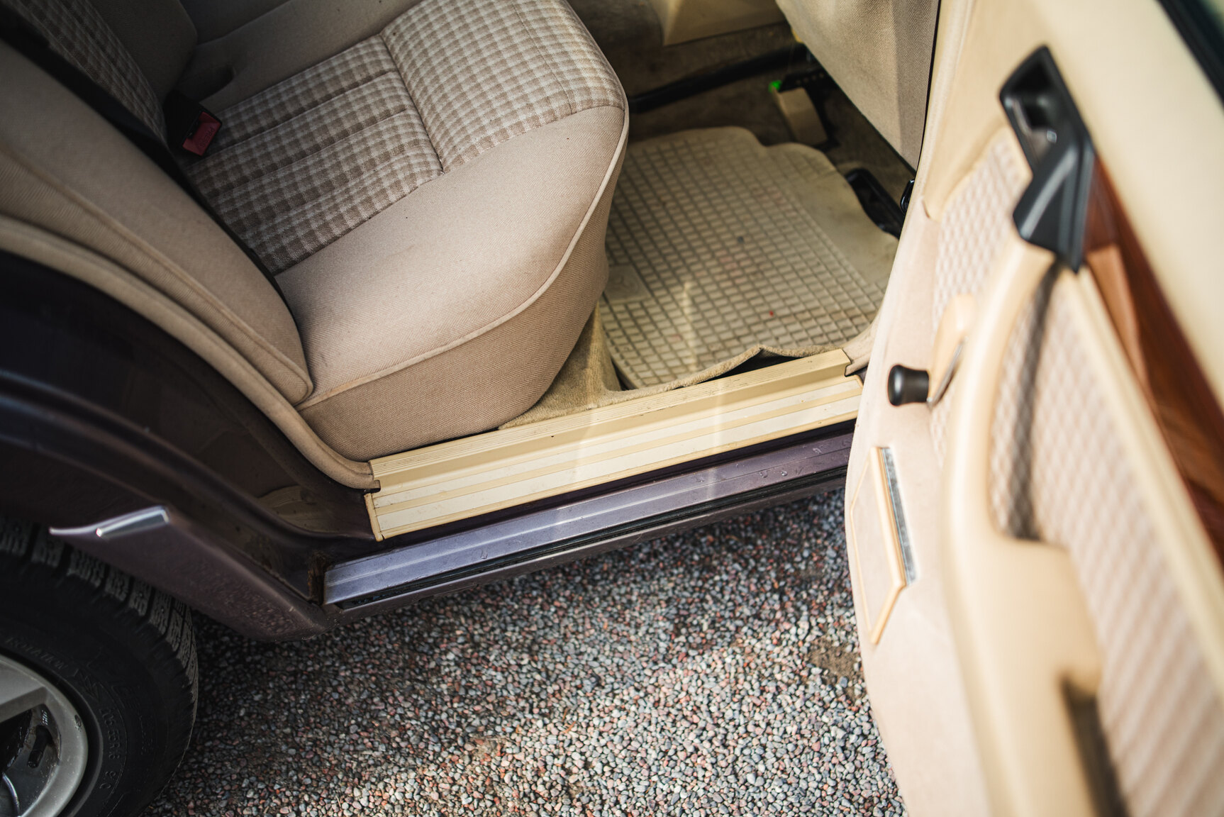Interior image of 1993 Mercedes-Benz E 220