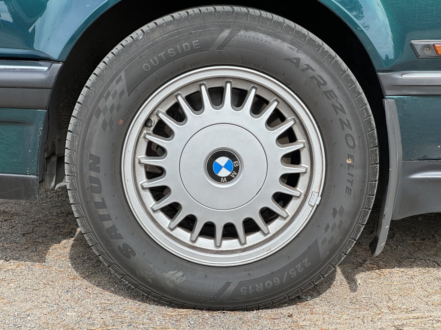 Exterior image of 1992 BMW 740iA (11)