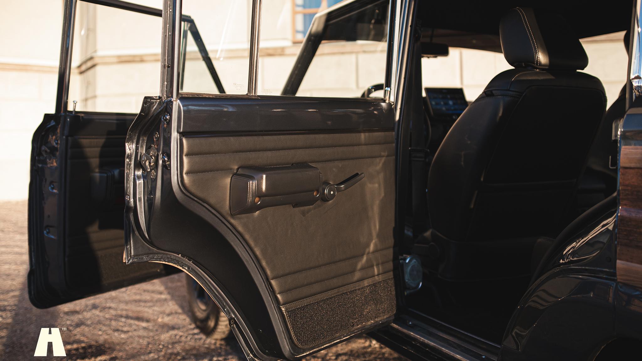 Innenraumfoto von 2015 Woodland Restomod Grand Wagoneer #002 Euro 6