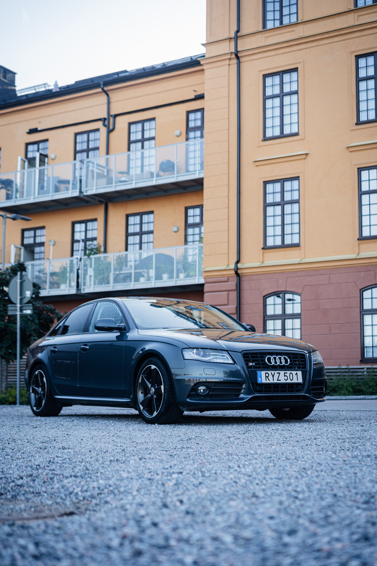 Exterior image of 2011 Audi S4 (2)