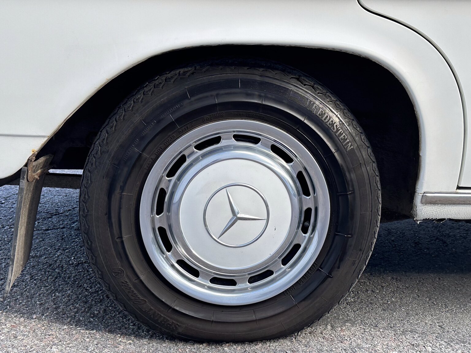 Exteriörbild på 1975 Mercedes Benz 200