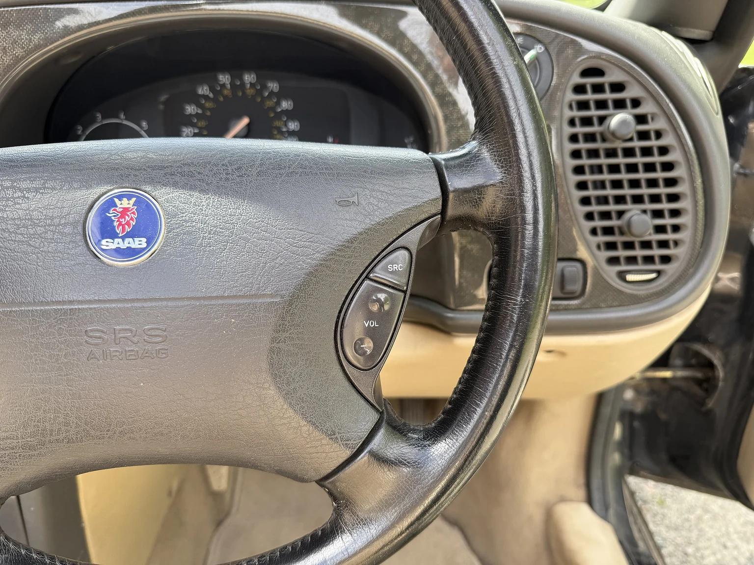 Interior image of 2002 Saab 9-3 2.0T SE Convertible – NO RESERVE (51)