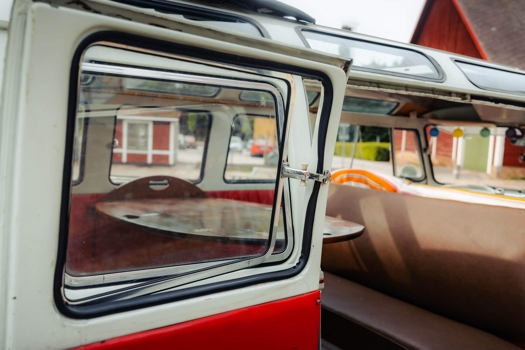 Interiörbild 1964 Volkswagen Kleinbus Transporter 1500 Deluxe “21-fönsters Samba”