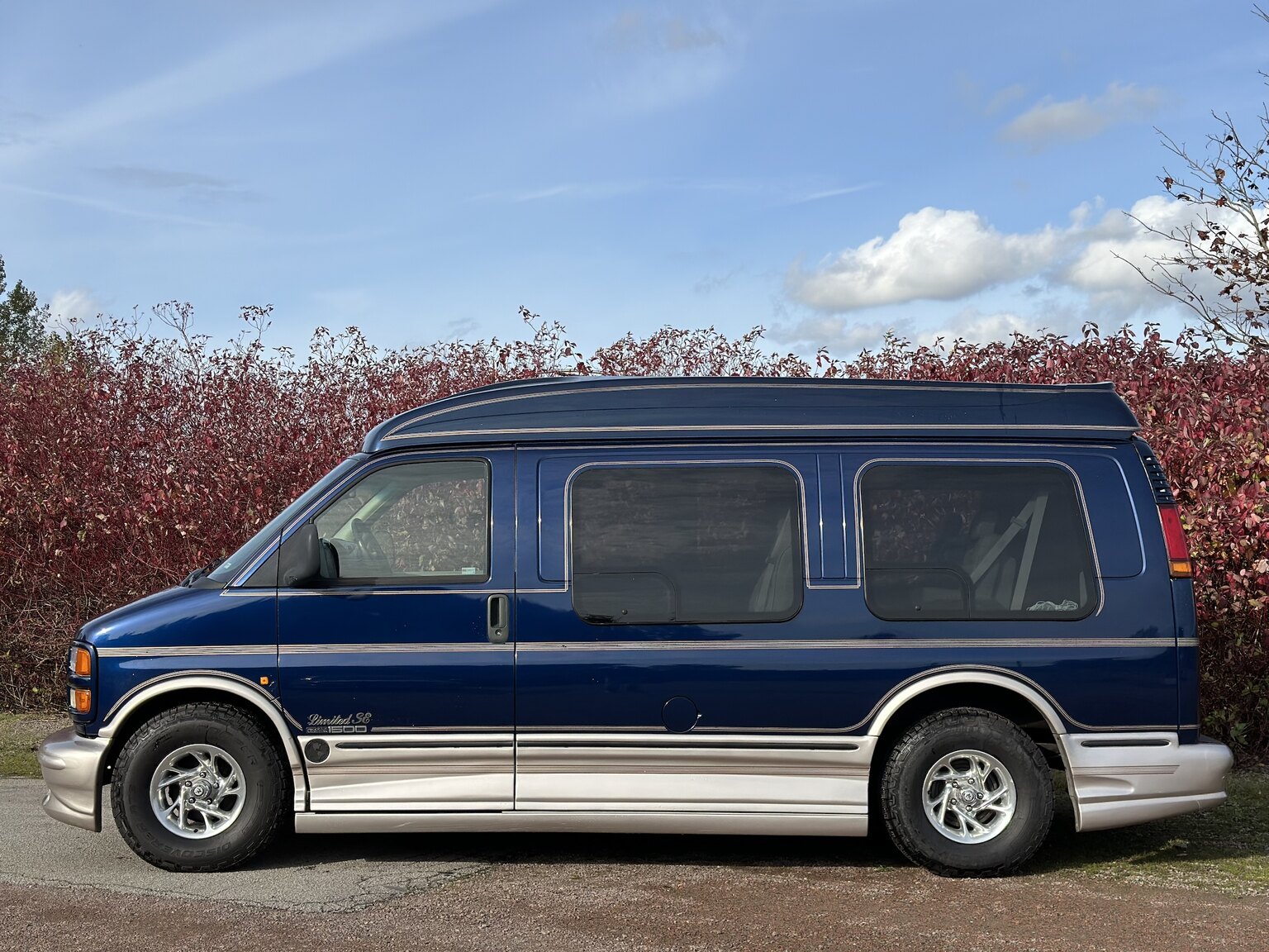 Exteriörbild på 2000 GMC Savana G1500 Conversion Van