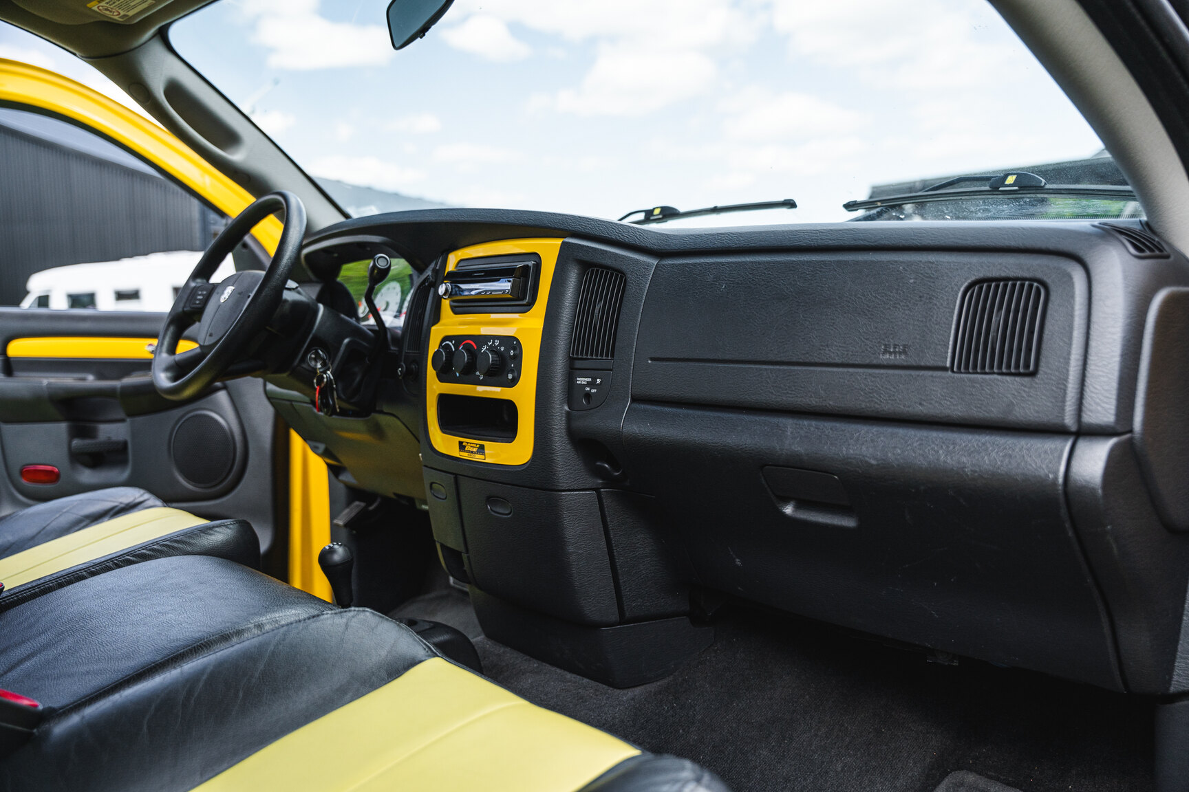 Innenraumfoto von 2005 Dodge Ram 1500 Bumble Bee