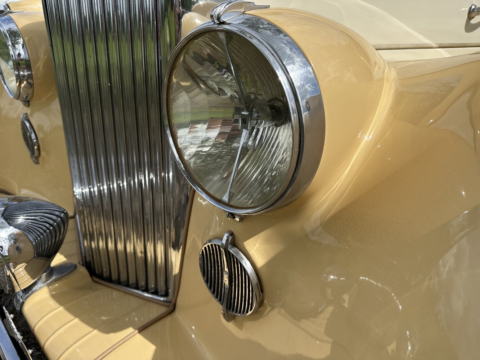 Exterior image of 1947 Bentley Mark IV Sport Saloon